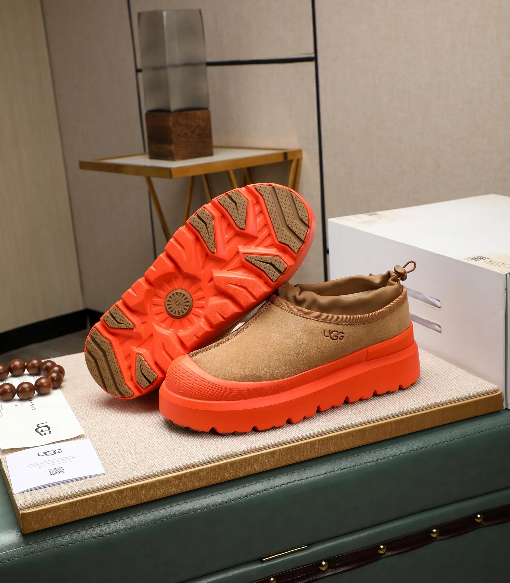 Men's shoes 💰540 (same style for men and women) Please pay attention to the quality of the original order and compare the thickness of the wool 🏮🏮The popular UGG is from Australia's warm luxury brand men's shoes, the official website is synchronized, Beckham men's style..., made of imported first-layer waxed cowhide, waxed toe cap, Australian real wool velvet lining Carefully sewn...Imported rubber Martin boots outsoles (comfortable, soft and wear-resistant). I really like the quality..Exquisite workmanship. You won't be able to put it down at first sight. Sizes 35-44